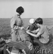 29.06.1968, Warszawa, Polska.
Mistrzostwa Warszawy w spadochroniarstwie. Kobiety - spadochroniarki przygotowujące spadochrony.
Fot. Jarosław Tarań, zbiory Ośrodka KARTA