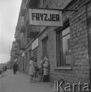 06.05.1963, Płock, Polska.
Kobiety przed zakładem fryzjerskim.
Fot. Jarosław Tarań, zbiory Ośrodka KARTA [63-75]


