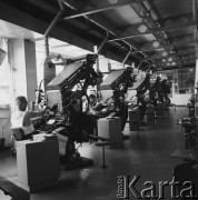 18.06.1968, Warszawa, Polska.
Drukarnia Expressu Wieczornego. Praca przy maszynach drukarskich. 
Fot. Jarosław Tarań, zbiory Ośrodka KARTA