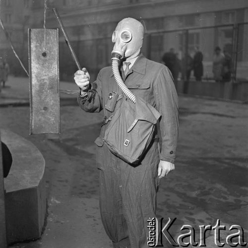 04.11.1963, Warszawa, Polska.
Ćwiczenia TOPL.
Fot. Jarosław Tarań, zbiory Ośrodka KARTA [63-165]

