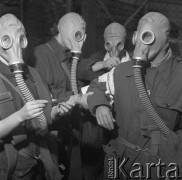 04.11.1963, Warszawa, Polska.
Ćwiczenia TOPL.
Fot. Jarosław Tarań, zbiory Ośrodka KARTA [63-165]

