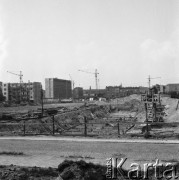 06.06.1968, Warszawa, Polska.
Dzielnica Mirów, budowa w okolicach ulic Waliców i Marchlewskiego (obecnie Jana Pawła II). W tle dźwigi.
Fot. Jarosław Tarań, zbiory Ośrodka KARTA