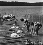 02.08.1968, Rańsk, Polska.
Obóz Związku Harcerstwa Polskiego - Hufiec Wola. Harcerki piorące ubrania w Jeziorze Rańskim i opalające się na pomoście.
Fot. Jarosław Tarań, zbiory Ośrodka KARTA