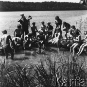 02.08.1968, Rańsk, Polska.
Obóz Związku Harcerstwa Polskiego - Hufiec Wola. Harcerki i harcerze myjący się w Jeziorze Rańskim przy pomoście.
Fot. Jarosław Tarań, zbiory Ośrodka KARTA