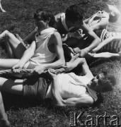 02.08.1968, Rańsk, Polska.
Obóz Związku Harcerstwa Polskiego - Hufiec Wola. Zawody w przeciąganiu liny.
Fot. Jarosław Tarań, zbiory Ośrodka KARTA