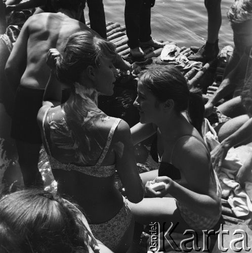 02.08.1968, Rańsk, Polska.
Obóz Związku Harcerstwa Polskiego - Hufiec Wola. Harcerki myjące się w Jeziorze Rańskim.
Fot. Jarosław Tarań, zbiory Ośrodka KARTA