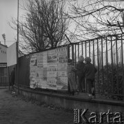 Listopad 1963, Warszawa, Polska.
Dzieci oglądające przez parkan mecz piłkarski na stadionie KS Polonia.
Fot. Jarosław Tarań, zbiory Ośrodka KARTA [63-164]

