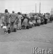 Wrzesień 1963, Warszawa, Polska.
Kolejka na postoju TAXI przed dworcem kolejowym Warszawa Główna. W tle Pałac Kultury i Nauki.
Fot. Jarosław Tarań, zbiory Ośrodka KARTA [63-167]

