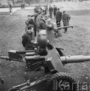 Wrzesień 1968, Warszawa, Polska.
Oglądanie haubic podczas uroczystości związanych z ustanowieniem przez Ministra Obrony Narodowej odznaki 