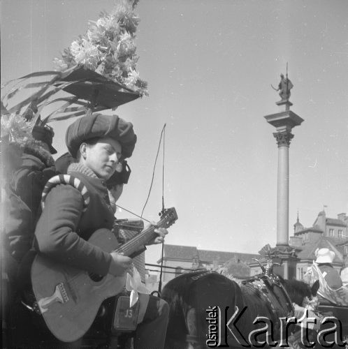 24.03.1963, Warszawa, Polska.
Uczniowie Liceum Medycznego podczas zabawy powitania wiosny na Placu Zamkowym.
Fot. Jarosław Tarań, zbiory Ośrodka KARTA [63-99]

