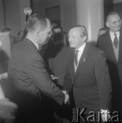 16.01.1963, Warszawa, Polska.
Aktor Tadeusz Fijewski podczas dekoracji odznaką zasłużonego dla miasta Warszawy.
Fot. Jarosław Tarań, zbiory Ośrodka KARTA [63-95]

