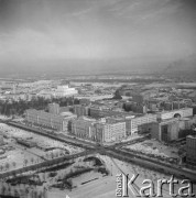 15.01.1963, Warszawa, Polska.
Panorama Warszawy z Pałacu Kultury i Nauki. Na pierwszym planie widok na skrzyżowanie ulic Świętokrzyskiej i Marszałkowskiej.
Fot. Jarosław Tarań, zbiory Ośrodka KARTA [63-126]

