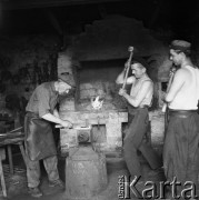 Czerwiec 1968, Warszawa, Polska.
Kowale pracujący w kuźni.
Fot. Jarosław Tarań, zbiory Ośrodka KARTA