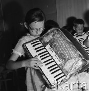 Czerwiec 1968, Warszawa - Żoliborz, Polska.
Dom Kultury na Żoliborzu. Dziewczynka grająca na akordeonie.
Fot. Jarosław Tarań, zbiory Ośrodka KARTA