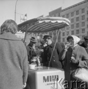 Kwiecień 1963, Warszawa, Polska.
Warszawiacy przy saturatorze w Alejach Jerozolimskich.
Fot. Jarosław Tarań, zbiory Ośrodka KARTA [63-119]

