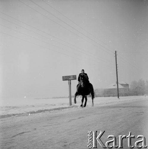 03.02.1963, Polska.
Mężczyzna jadący konno drogą.
Fot. Jarosław Tarań, zbiory Ośrodka KARTA [63-98]

