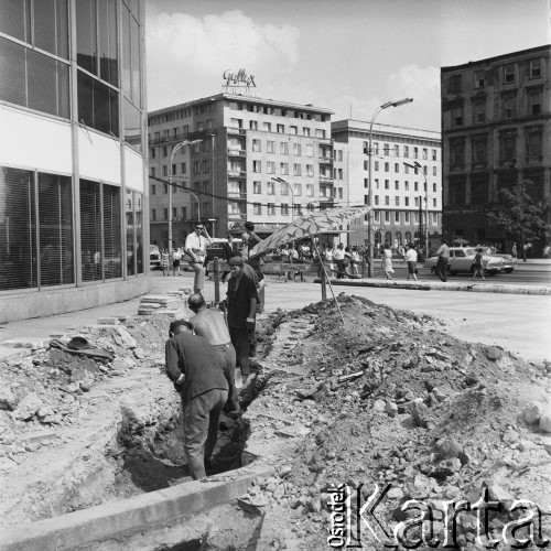 Czerwiec 1968, Warszawa, Polska.
Roboty obok Rotundy PKO w Alejach Jerozolimskich. 
Fot. Jarosław Tarań, zbiory Ośrodka KARTA