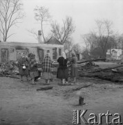 03.05.1963, Polska.
Kobiety wśród zgliszczy spalonej wsi.
Fot. Jarosław Tarań, zbiory Ośrodka KARTA [63-108]

