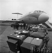 02.12.1968, Warszawa - Okęcie, Polska.
Samolot pasażerski produkcji radzieckiej Ił-62 na płycie lotniska, na pierwszym planie walizki.
Fot. Jarosław Tarań, zbiory Ośrodka KARTA