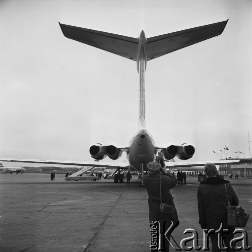 02.12.1968, Warszawa - Okęcie, Polska.
Samolot pasażerski produkcji radzieckiej Ił-62 na płycie lotniska.
Fot. Jarosław Tarań, zbiory Ośrodka KARTA