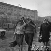 28.08.1963, Warszawa, Polska.
Przechodnie w deszczowy dzień na Placu Konstytucji.
Fot. Jarosław Tarań, zbiory Ośrodka KARTA [63-123]

