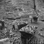 Październik 1963, Strzelin, Polska.
Praca w kamieniołomie.
Fot. Jarosław Tarań, zbiory Ośrodka KARTA [63-159]

