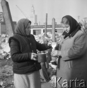Październik 1963, Warszawa, Polska.
Handel na bazarze przy ul. Pańskiej.
Fot. Jarosław Tarań, zbiory Ośrodka KARTA [63-154]

