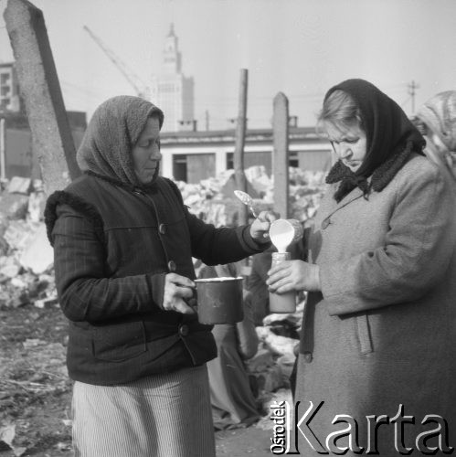 Październik 1963, Warszawa, Polska.
Handel na bazarze przy ul. Pańskiej.
Fot. Jarosław Tarań, zbiory Ośrodka KARTA [63-154]

