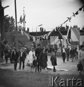 22.06.1968, Warszawa, Polska.
Nad Wisłą, warszawiacy zmierzający na 
