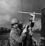 30.10.1968, Lublin/Warszawa, Polska. 
Elektyfikacja linii kolejowej Warszawa-Lublin. Robotnicy przy pracy.
Fot. Jarosław Tarań, zbiory Ośrodka KARTA