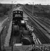 30.10.1968, Lublin/Warszawa, Polska. 
Elektyfikacja linii kolejowej Warszawa-Lublin, wagon pociągu z materiałami do elektryfikacji.
Fot. Jarosław Tarań, zbiory Ośrodka KARTA