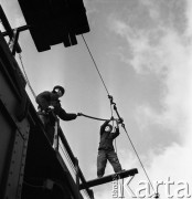 30.10.1968, Lublin/Warszawa, Polska. 
Elektyfikacja linii kolejowej Warszawa-Lublin. Praca przy trakcji elektrycznej.
Fot. Jarosław Tarań, zbiory Ośrodka KARTA