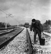 30.10.1968, Lublin/Warszawa, Polska. 
Elektyfikacja linii kolejowej Warszawa-Lublin. Praca przy torach kolejowych.
Fot. Jarosław Tarań, zbiory Ośrodka KARTA