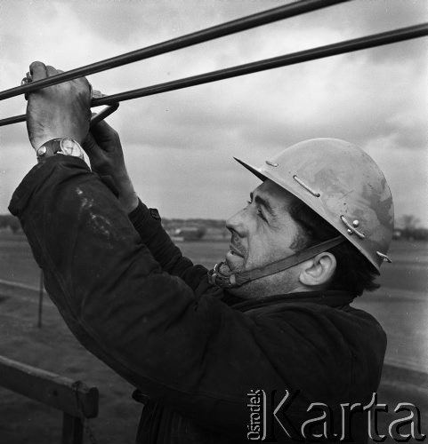 30.10.1968, Lublin/Warszawa, Polska. 
Elektyfikacja linii kolejowej Warszawa-Lublin. Praca przy trakcji elektrycznej.
Fot. Jarosław Tarań, zbiory Ośrodka KARTA