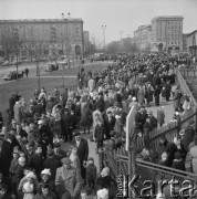 Kwiecień 1963, Warszawa, Polska.
Kolejka na wystawę objazdową przy Hali Mirowskiej.
Fot. Jarosław Tarań, zbiory Ośrodka KARTA [63-119]

