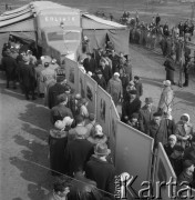 Kwiecień 1963, Warszawa, Polska.
Kolejka na wystawę objazdową przy Hali Mirowskiej.
Fot. Jarosław Tarań, zbiory Ośrodka KARTA [63-119]

