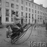 01.10.1963, Nowa Huta, Polska.
Dzieci bawiące się na osiedlowym placu zabaw.
Fot. Jarosław Tarań, zbiory Ośrodka KARTA [63-139]

