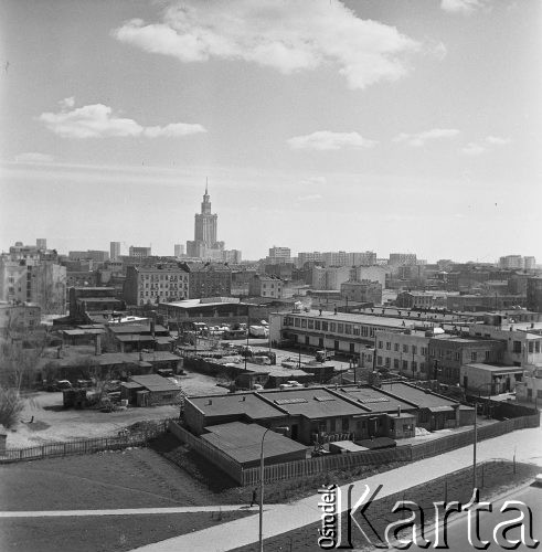 Kwiecień 1968, Warszawa, Polska. 
Skrzyżowanie ulic Karola Świerczewskiego (obecnie Aleja Solidarności) i Okopowej. W tle Pałac Kultury i Nauki.
Fot. Jarosław Tarań, zbiory Ośrodka KARTA
