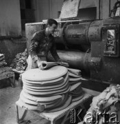 02.04.1968, Szklarska Poręba, Polska.
Huta szkła kryształowego. Praca przy masie szklanej. 
Fot. Jarosław Tarań, zbiory Ośrodka KARTA