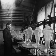 02.04.1968, Szklarska Poręba, Polska.
Huta szkła kryształowego. Wyrób wazonów.
Fot. Jarosław Tarań, zbiory Ośrodka KARTA