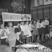 Październik 1963, Warszawa, Polska.
Akademia z okazji Dnia Nauczyciela w jednej z warszawskich szkół.
Fot. Jarosław Tarań, zbiory Ośrodka KARTA [63-140]

