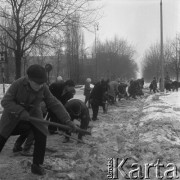 24.02.1963, Warszawa, Polska.
Odśnieżanie Warszawy przez harcerzy Hufca Żoliborz.
Fot. Jarosław Tarań, zbiory Ośrodka KARTA [63-118]

