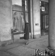26.04.1963, Warszawa, Polska.
Kobieta przed wystawą sklepu.
Fot. Jarosław Tarań, zbiory Ośrodka KARTA [63-151]

