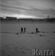 02.01.1963, Warszawa, Polska.
Trzej chłopcy spacerujący po skutej lodem Wiśle. 
Fot. Jarosław Tarań, zbiory Ośrodka KARTA [63-116]

