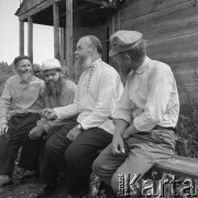 Lipiec 1963, Gabowe Grądy, Polska.
Wieś starowierców. Mężczyźni na ławce przed domem.
Fot. Jarosław Tarań, zbiory Ośrodka KARTA [63-199]

