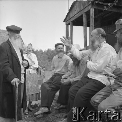 Lipiec 1963, Gabowe Grądy, Polska.
Wieś starowierców. Grupa mieszkanców w czasie rozmowy przed domem.
Fot. Jarosław Tarań, zbiory Ośrodka KARTA [63-199]

