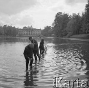 Październik 1963, Warszawa, Polska.
Połów karpia w Łazienkach Królewskich.
Fot. Jarosław Tarań, zbiory Ośrodka KARTA [63-185]

