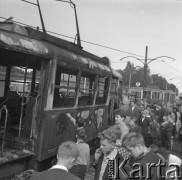 20.09.1963, Warszawa, Polska.
Wypadek drogowy na ul. Okopowej. Tramwaj, który spłonął po zderzeniu z ciężarówką.
Fot. Jarosław Tarań, zbiory Ośrodka KARTA [63-180]

