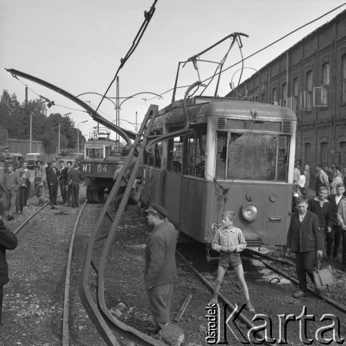 20.09.1963, Warszawa, Polska.
Wypadek drogowy na ul. Okopowej. Tramwaj, który spłonął po zderzeniu z ciężarówką.
Fot. Jarosław Tarań, zbiory Ośrodka KARTA [63-180]

