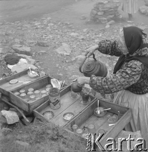 Wrzesień 1963, Zakopane, Polska.
Kobieta sprzedająca herbatę na szlaku turystycznym w Tatrach.
Fot. Jarosław Tarań, zbiory Ośrodka KARTA [63-231]

